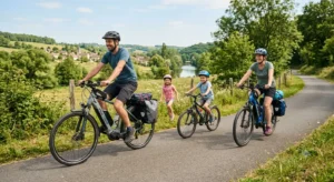 Famille en randonnée vélo sur une voie verte avec des VTC électriques adaptés au cyclotourisme