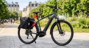 Gros plan sur le moteur central et la batterie intégrée au cadre d'un VTC électrique moderne