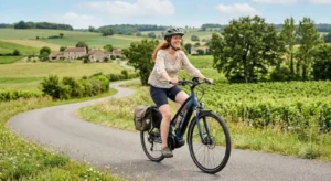 Femme en balade sur une piste cyclable à la campagne au volant d'un VTC électrique tout chemin