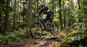 VTT électrique tout-terrain performant proposé à moins de 3000 euros en pleine forêt